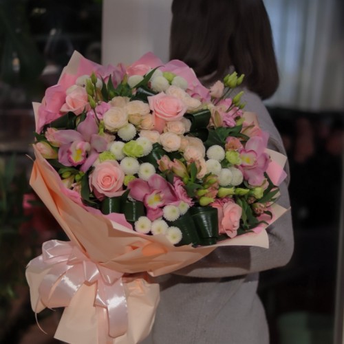 Букет из орхидеи и пионовидной розы №002