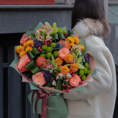 Букет из леукаспермума с пионовидной розой