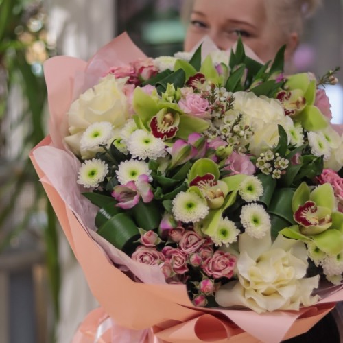 Букет из Французской розы и орхидеи