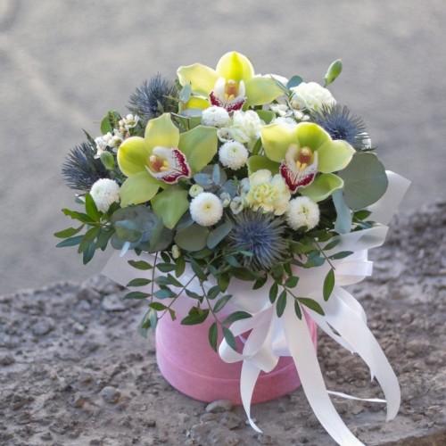 Композиция с орхидеей и эрингиумом