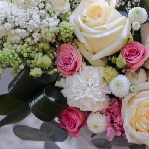 Композиция с сиренью и пионовидной розой