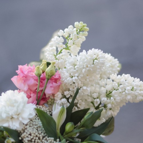 Композиция с сиренью и пионовидной розой