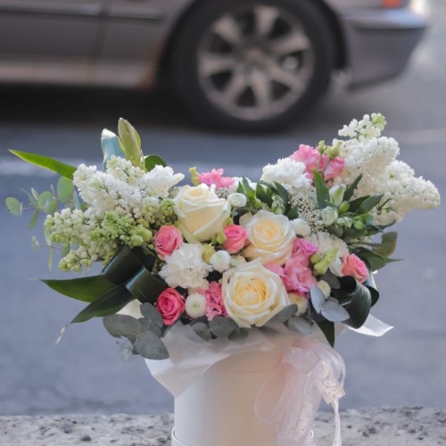 Композиция с сиренью и пионовидной розой