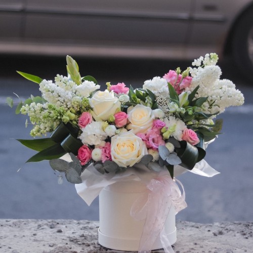 Композиция с сиренью и пионовидной розой