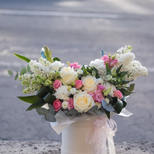 Композиция с сиренью и пионовидной розой