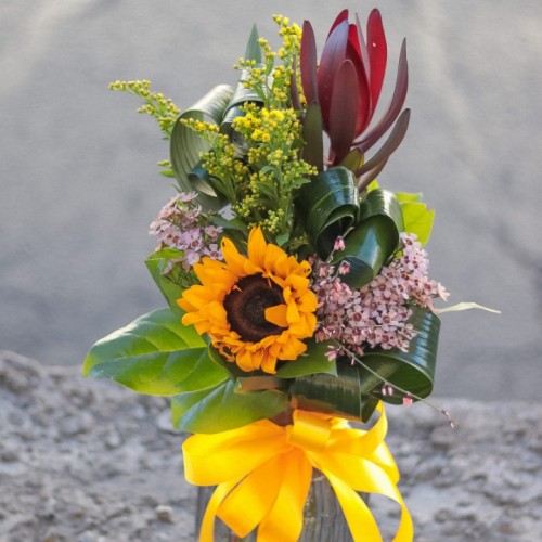 Яркая композиция в стекле с подсолнухом