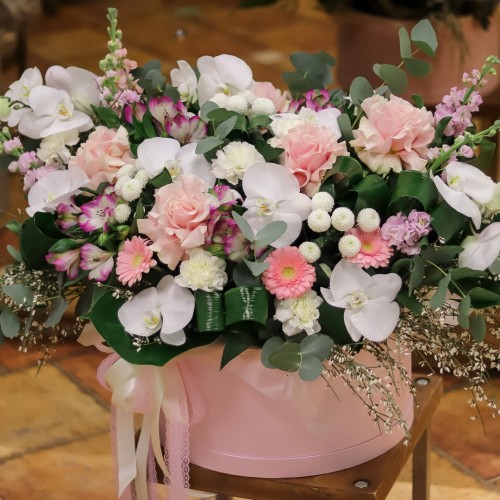 Композиция в коробке с орхидеей фаленопсис и французской розой