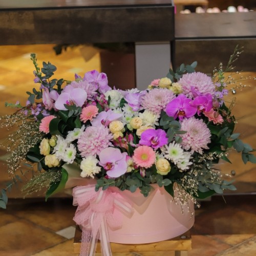 Композиция в коробке с орхидеей фалинопсис