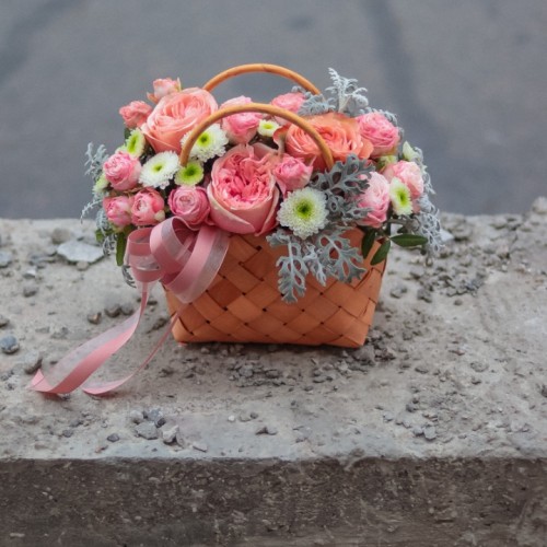 Композиция в корзинке с пионовидной розой