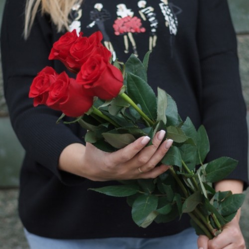 Букет из 5 красных роз (70 см)