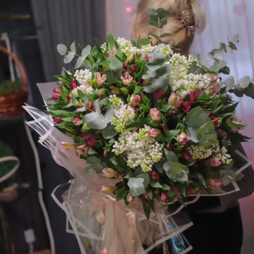 Букет из альстромерии с сиренью