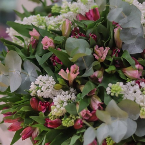 Букет из альстромерии с сиренью