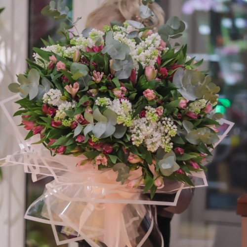 Букет из альстромерии с сиренью