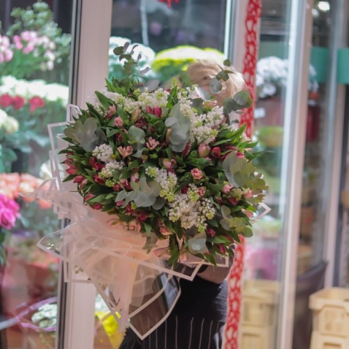 Букет из альстромерии с сиренью