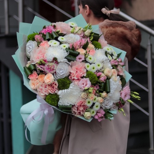 Букет из французской и пионовидной розы