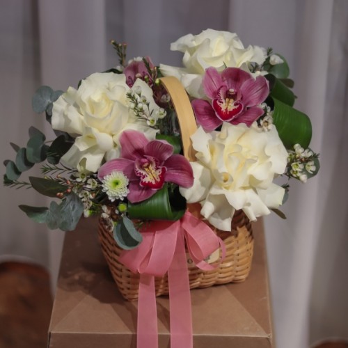 Композиция в корзинке с орхидеей и французской розой