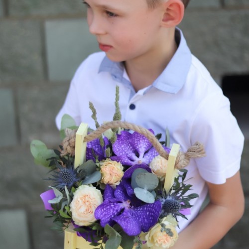 Композиция с орхидеей Ванда и розой
