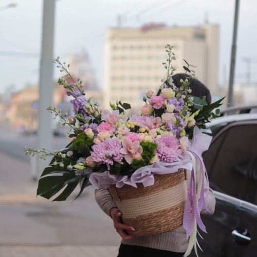Весенняя композиция в корзине из джута