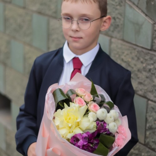 Букет с розой, альстромерией и хризантемой