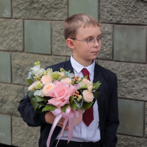 Композиция в сумочке с эустомой и розой