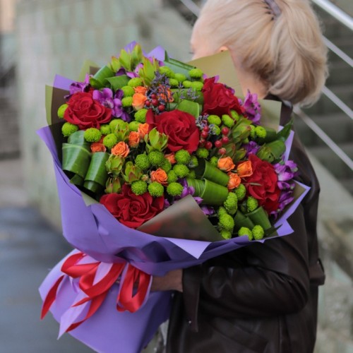 Яркий букет с францезской розой