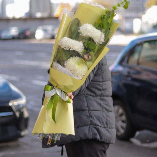 Небольшой букет с хризантемой